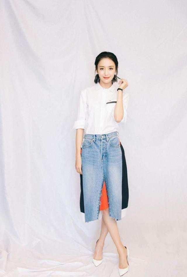 佟丽娅这样穿牛仔裤简直让人大开眼界，网友：一般人穿绝对丑哭了