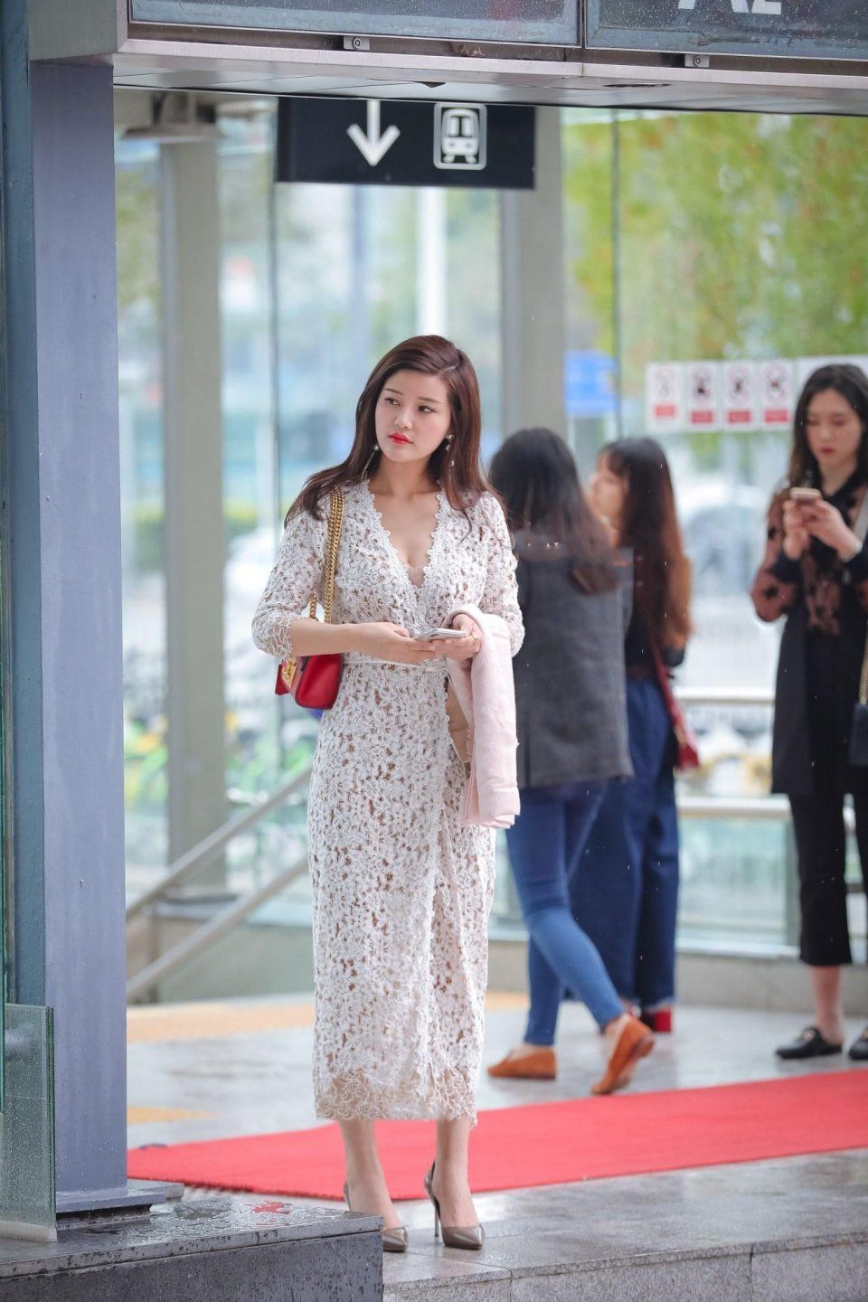 街拍：性感甜美的小姐姐，清凉的装扮养眼又显瘦！