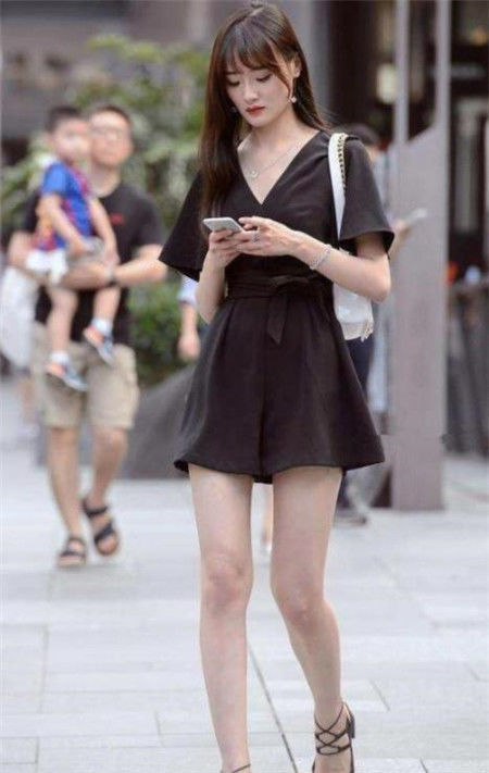  秋水伊人|街拍：秋水伊人的美女，身穿短款背心配白色短裤，时尚又靓丽