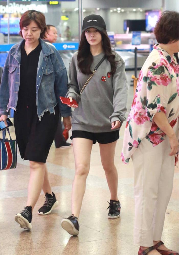 1.73关晓彤和1.68迪丽热巴短裤装，明显看出腿长和腿细的优势