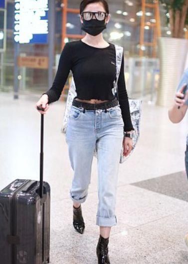 张天爱嫌腰不够细，穿紧身露脐衫搭牛仔裤，网友:求求你别健身了