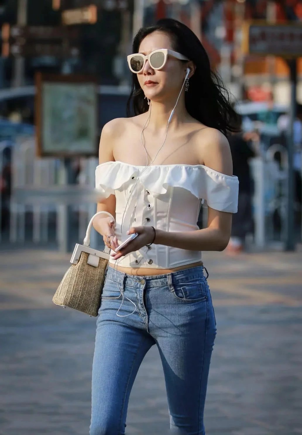 你们最爱看的紧身牛仔裤少女，一字肩束胸上衣小巧迷人，扭动紧致