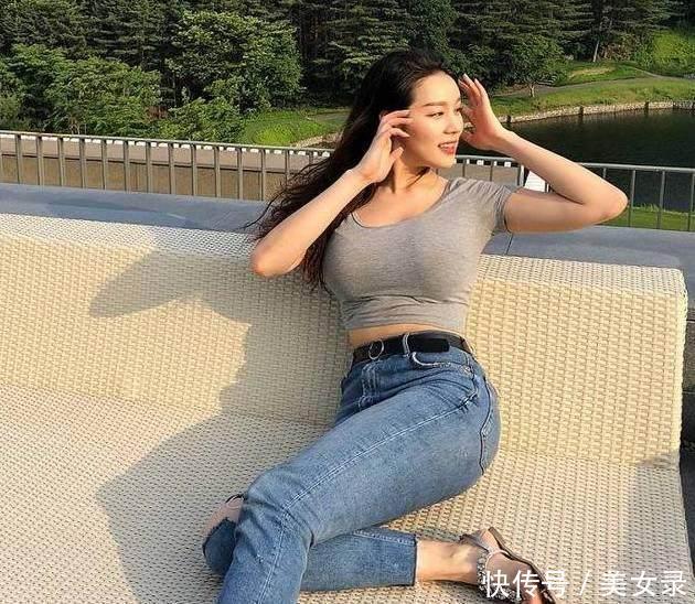 清纯装扮的牛仔裤美女，更显骨感的身材，穿出不一样的时尚味道