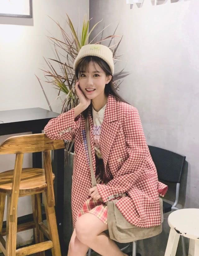 『感十足』她被《创造101》淘汰，今穿拼接皮衣绑双马尾，秒变摩登小萝莉