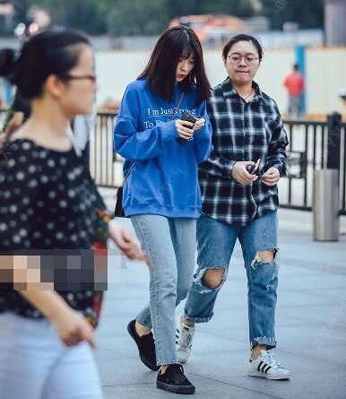 可别说我没有告诉你，今年流行这个颜色的卫衣