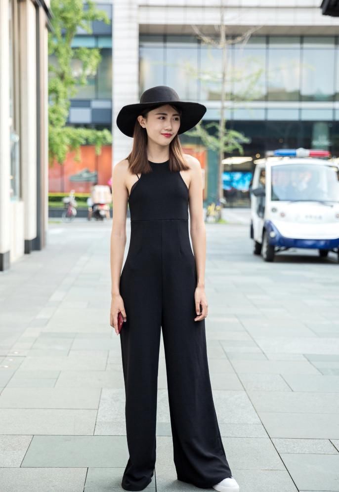 路人街拍，可爱小姐姐穿着俏皮又时尚，令人移不开眼!