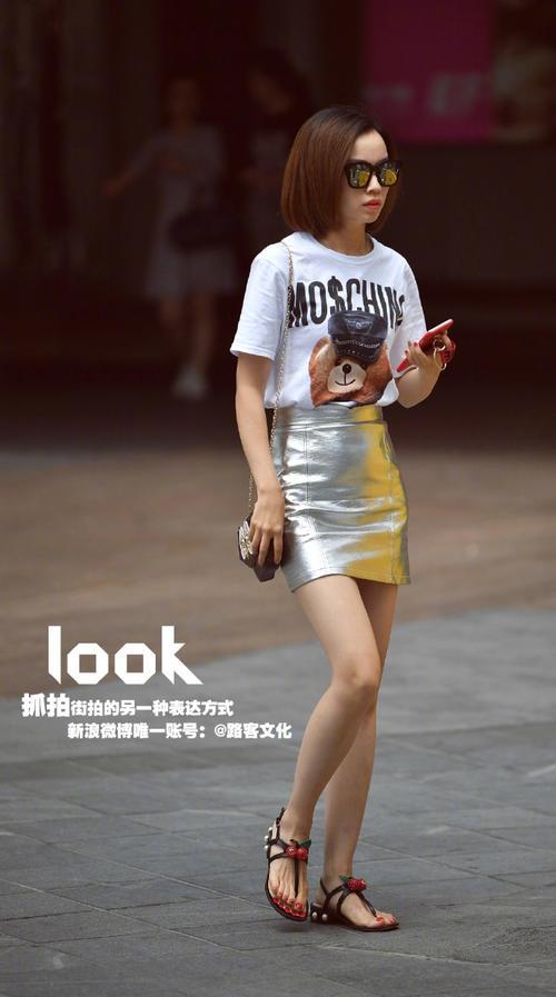 路人街拍：白色吊带镂空连衣裙确实好看，怪不得小姐姐这样自信的