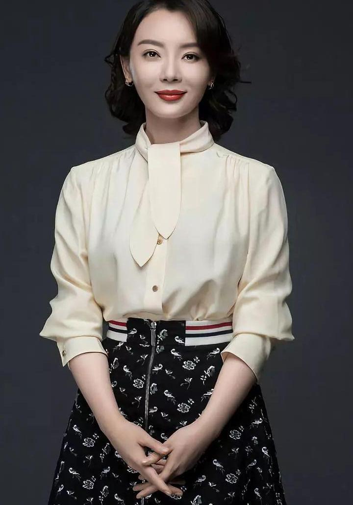 王菲袁泉是越老越有味道! 淡色系穿衣让她们处颜值巅峰, 青春不老