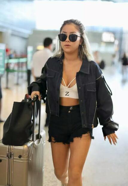 王菊穿健身裤现身时装周T台秀，网友：副乳和赘肉让人不忍直视！