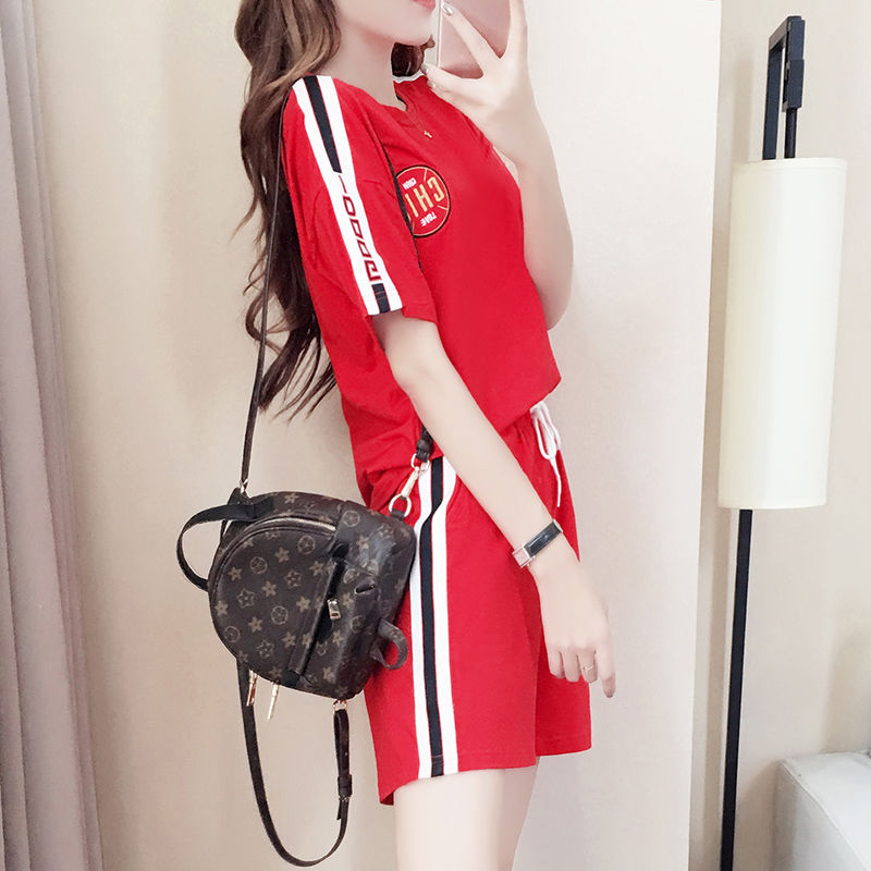 快来一饱眼福!丰满女人穿这样的“短裤套装”，短而不露忒迷人