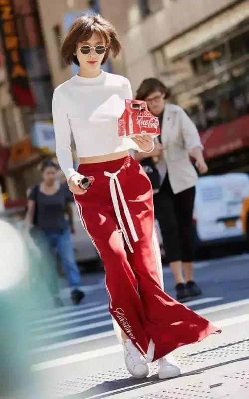 蔡依林穿开叉裙，白百何穿开叉裤，露腿才时髦啊！