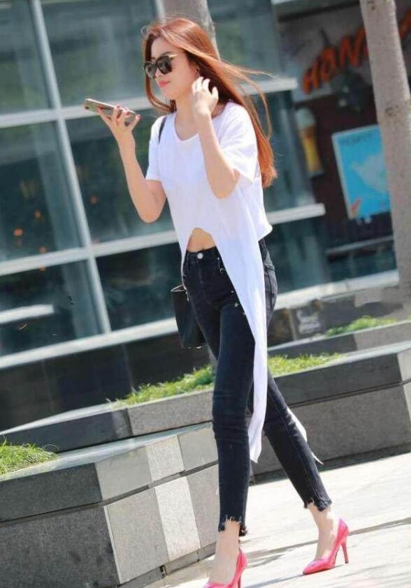 身材微胖的牛仔裤美女，婀娜身姿，充满女性魅力！