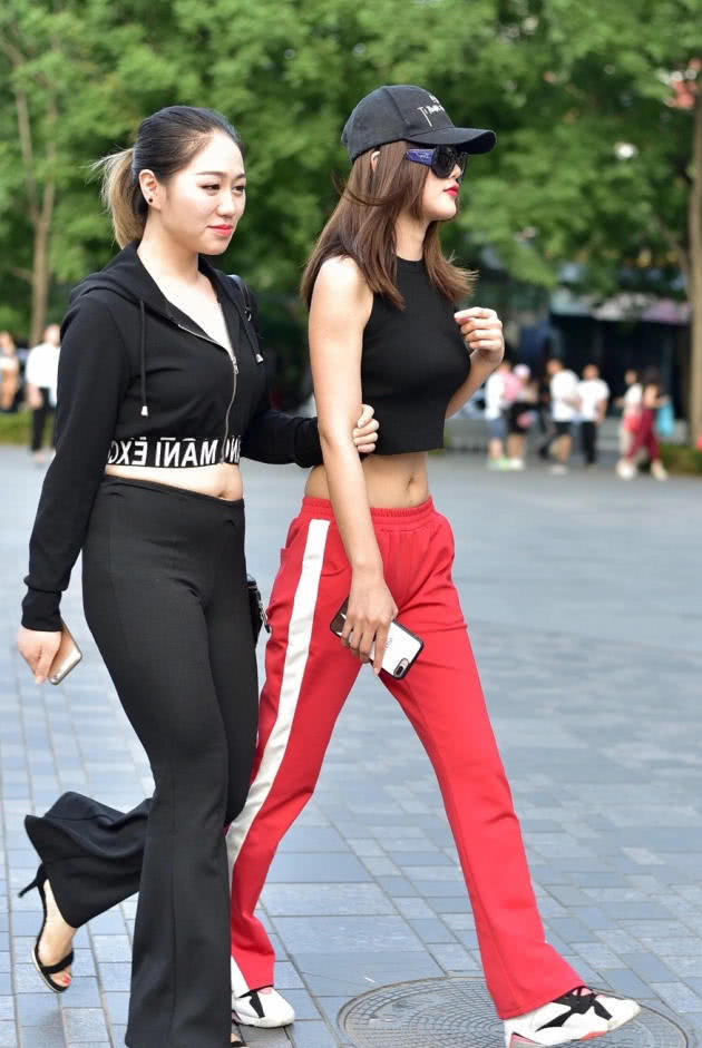 穿搭时尚的小姐妹一起逛街，闺蜜太让人尴尬了