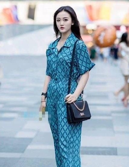  【设计】街拍:小姐姐一款颜色淡雅的连衣长裙,显得非常俏皮可爱