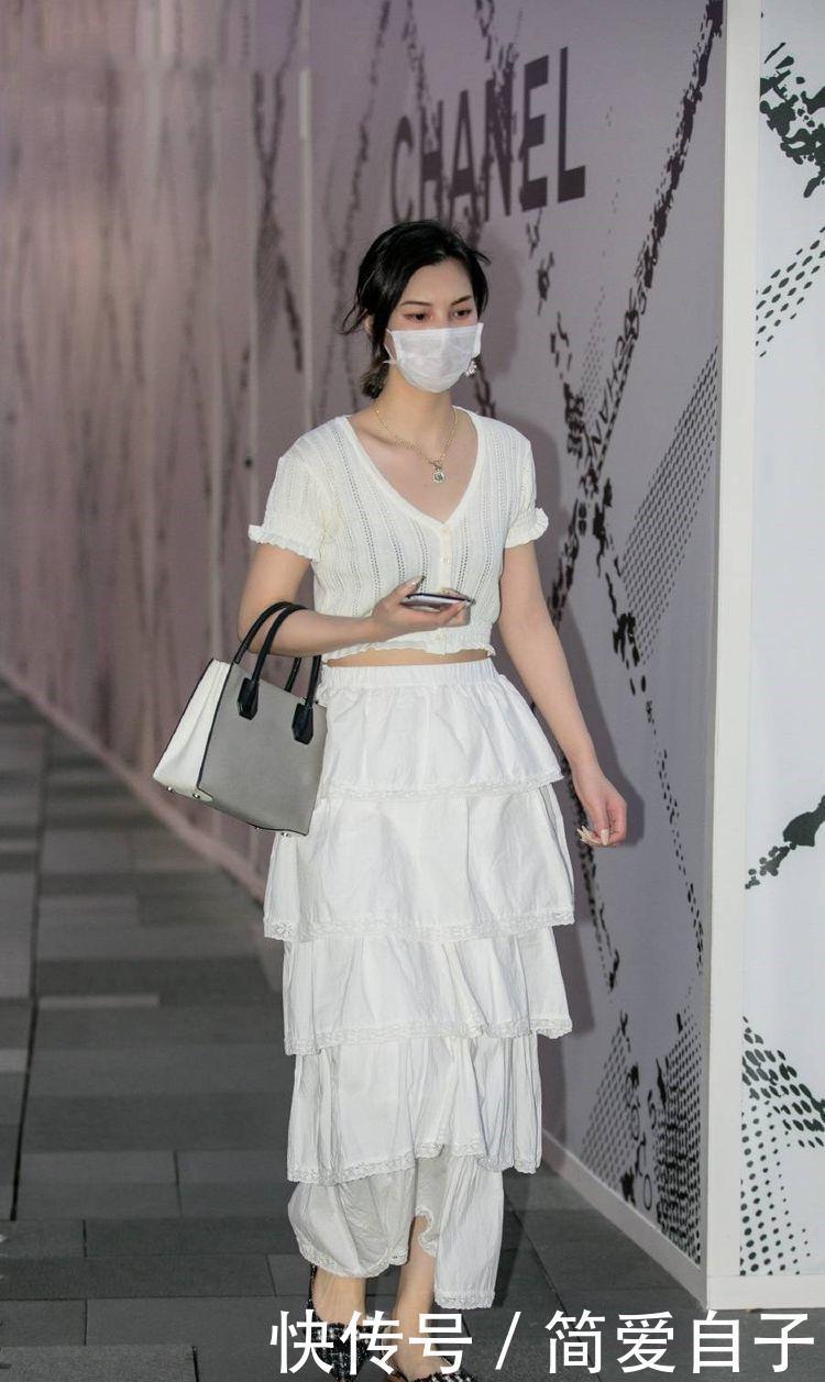 美女|小姐姐一件白色短袖T恤,搭配一条蓝色牛仔短裙,美得冒泡