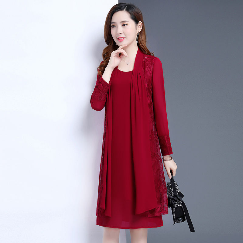 满45岁以上的女人，出门少穿真丝，试试这秋裙+高跟，美到犯规