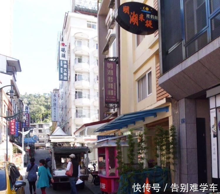 大陆男去台湾旅游,吐槽破旧得像县城,导游一句话回应让人心疼