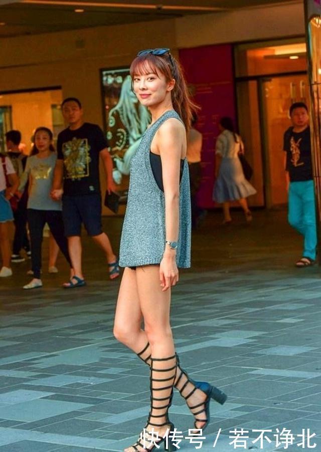  姑娘|路人街拍，姑娘身材丰腴，穿紧身牛仔裤，凹凸感根本藏不住