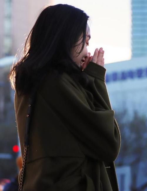 『风范』街拍:身材高挑的美女,一件白色衬衫配半身裙,时尚气质风范