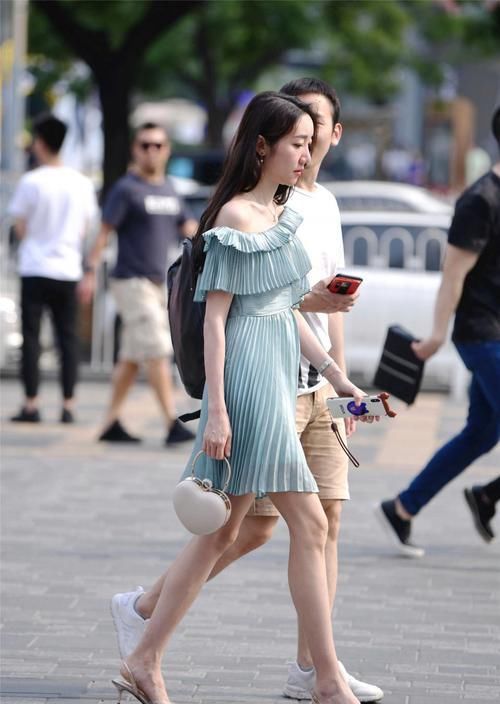  『长衫』街拍：小姐姐米白色的镂空针织长衫搭配牛仔短裤，少女感十足