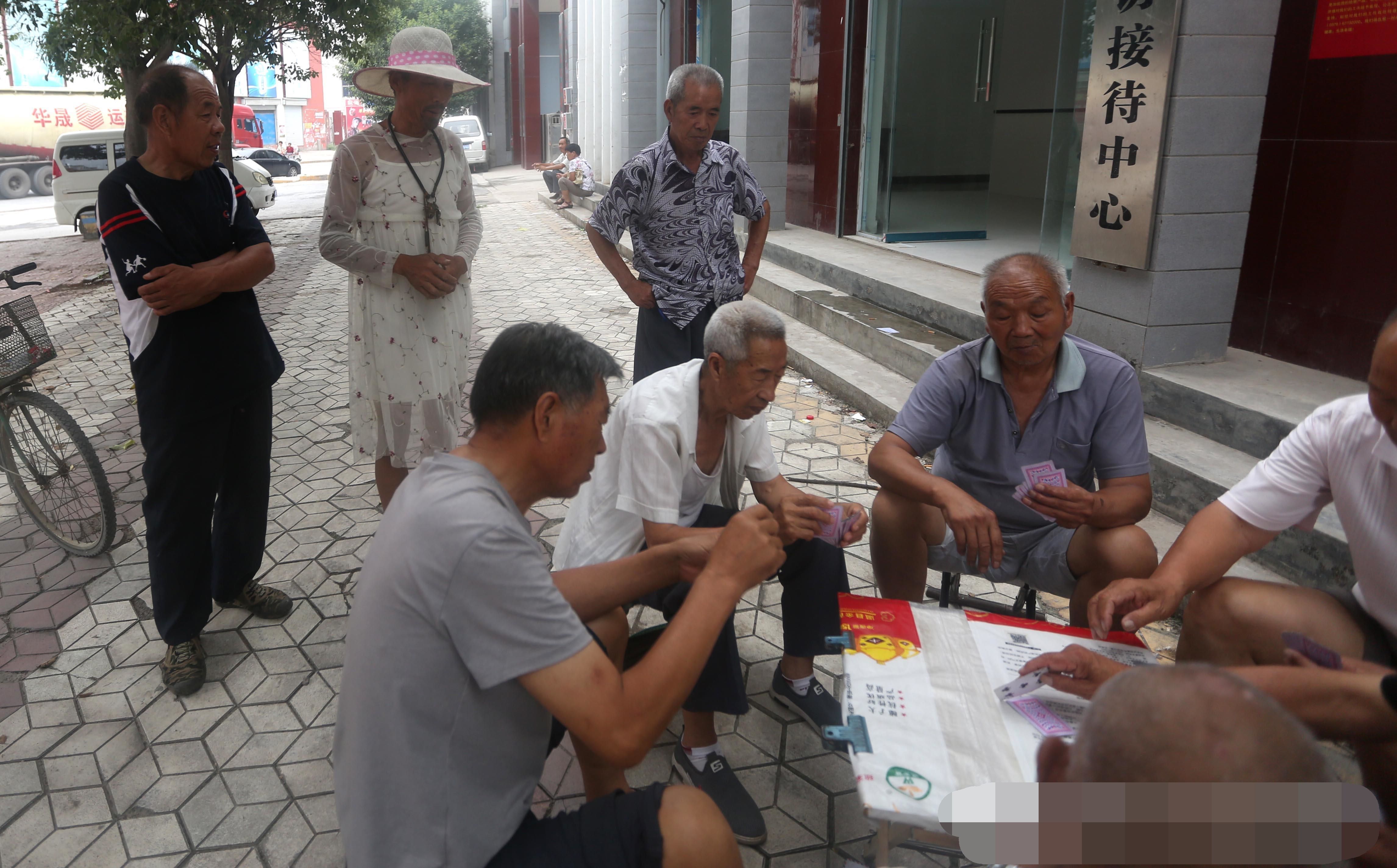 51岁男子每天穿漂亮裙子 拉垃圾攒钱欲做变性手术