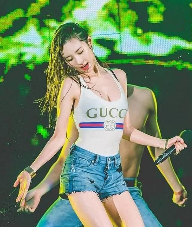 清凉一夏:街拍美女小姐姐，开片好看最后的丝袜更……