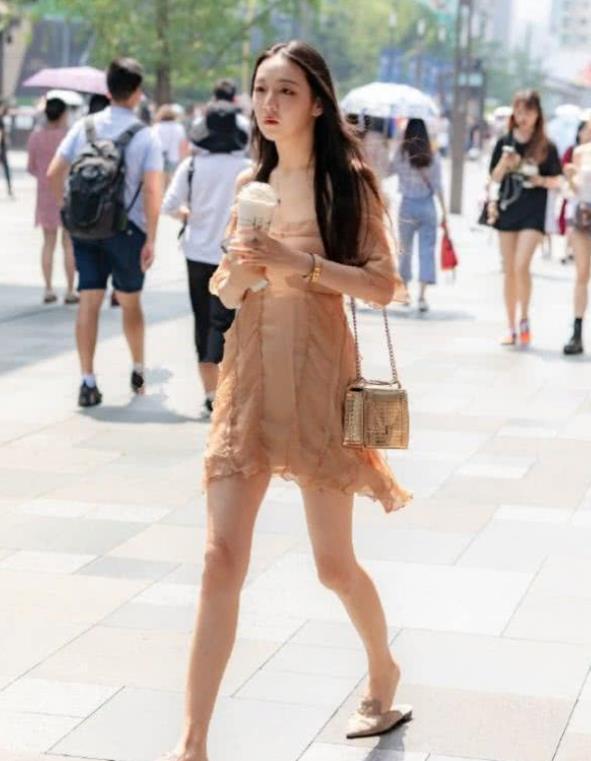  身穿|街拍：气质靓丽的美女，身穿牛仔裤搭配时髦上衣，舒适大方又不失美感