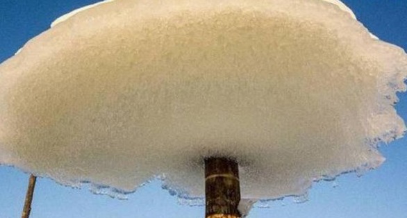 俄罗斯干干净净的水库，一夜之间突然出现“冰蘑菇”？