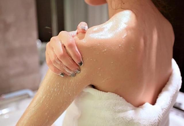 百万螨虫在后背“为非作歹”有4个表现，别太晚知道，教你3招灭螨