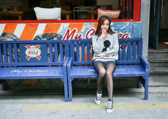 女神孙允珠，浅灰色米奇图案长袖T