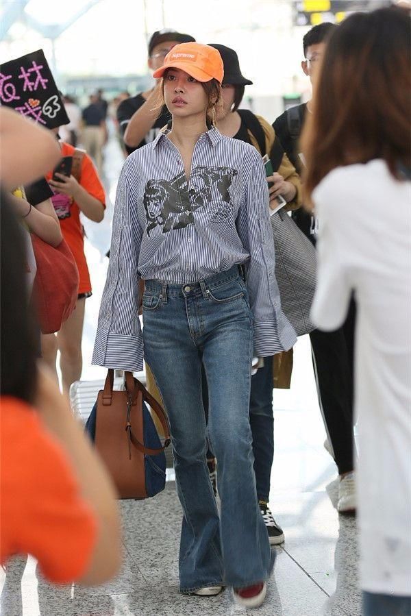 蔡依林刘雯都穿衬衫加牛仔裤，腿却不分上下!网友:扎裤子真有用