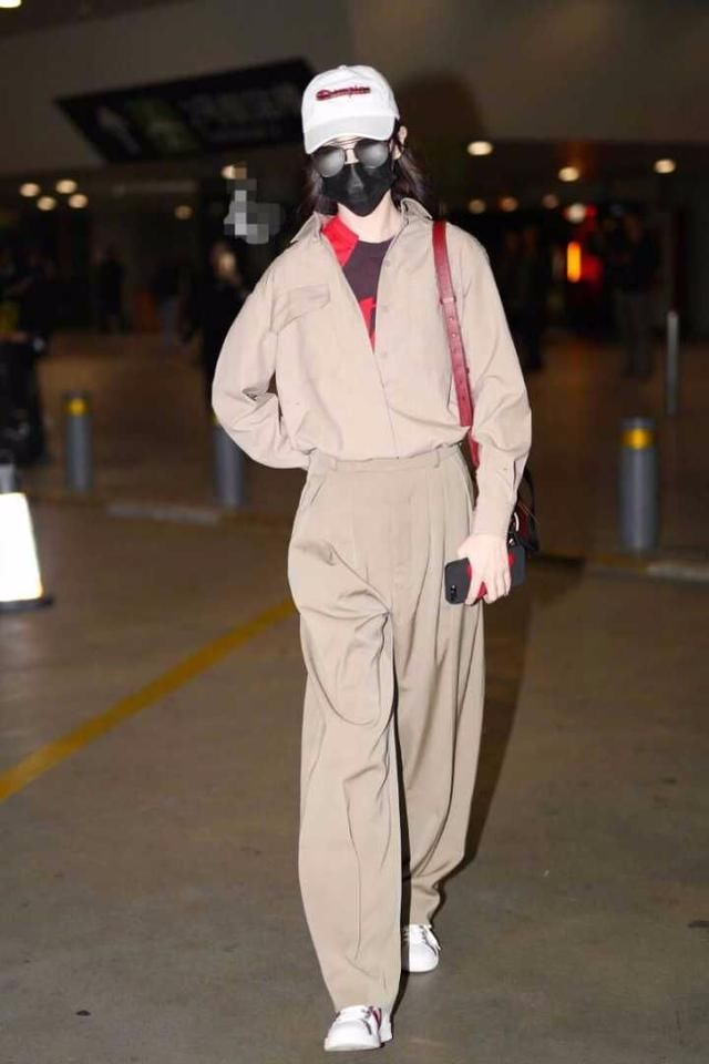 唐嫣硬是靠颜值和美腿将“土色”套裙撑出了时尚感，太不容易了！