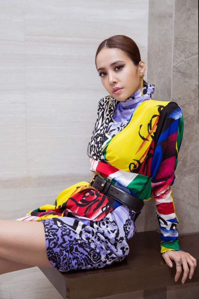 蔡依最新性感写真曝光，波普风连衣裙秀美腿，展性感女王范儿