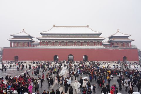 北京初雪后颜值大增 市民游客赏雪景