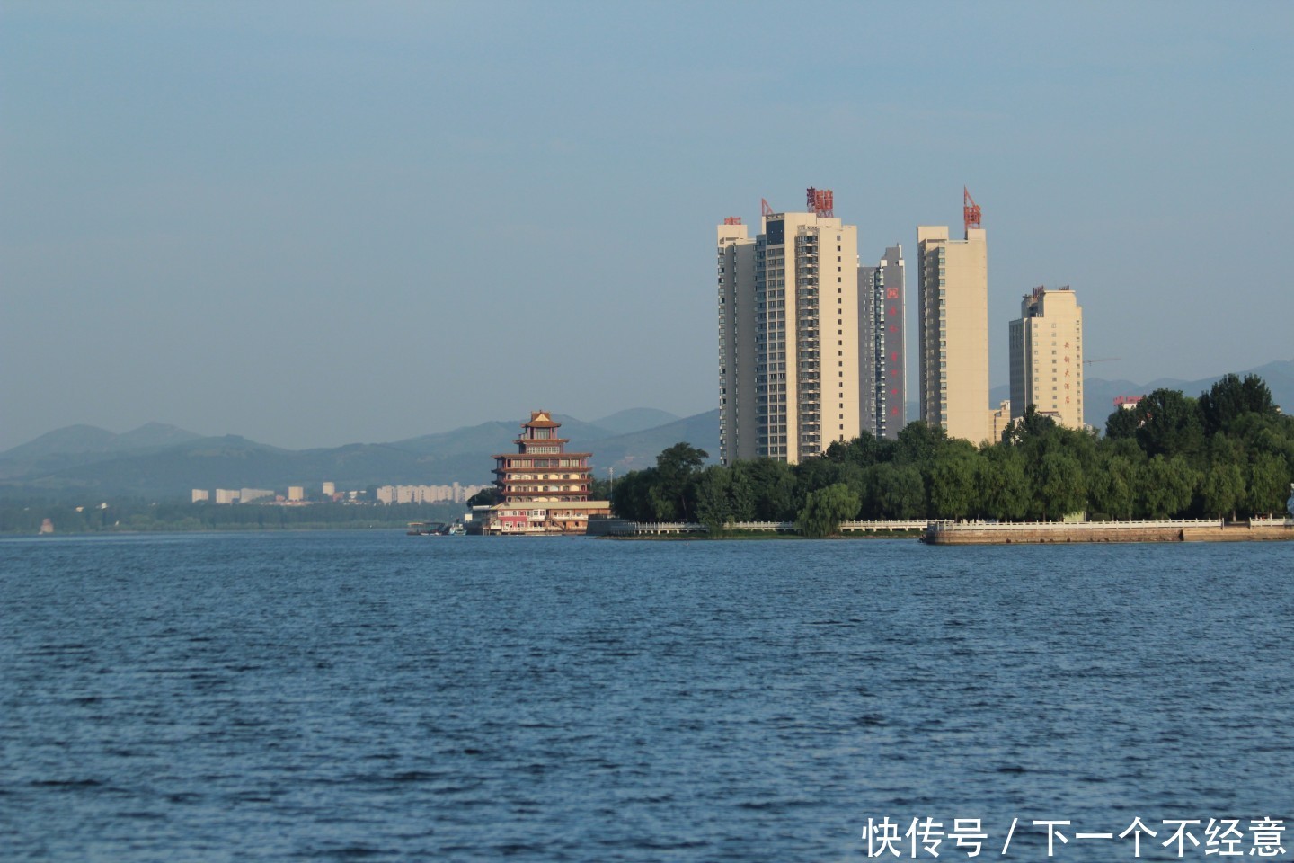 中国唯一一个以企业命名的城市，坐拥8亿铁矿，因特殊原因修在山