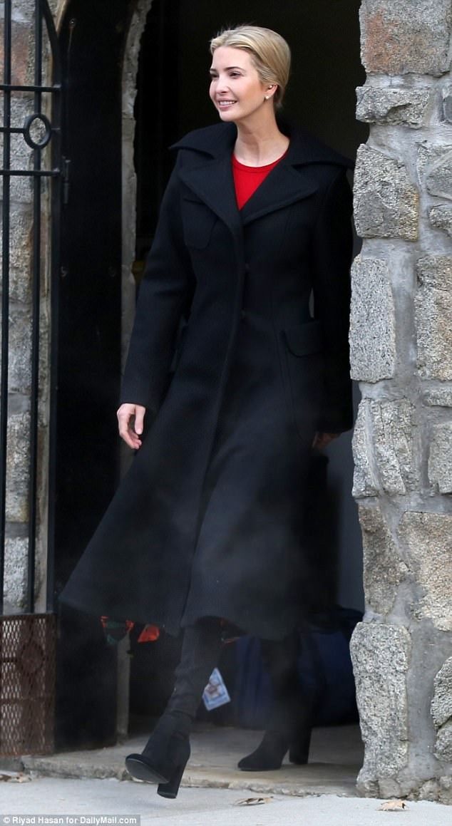 伊万卡妩媚动人，尽管离开了钟爱的时尚领域，但她的穿着依然时尚