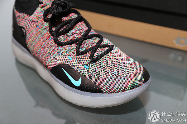 新买的东西 篇一:KD11骚彩色伪开箱，拍出来比实际好看的鞋子