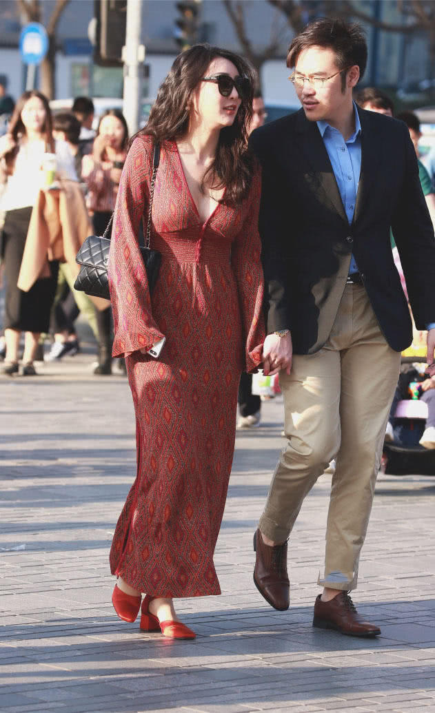 成熟御姐深V连衣裙裹出完美曲线，依偎在男友身上路人表示很嫉妒