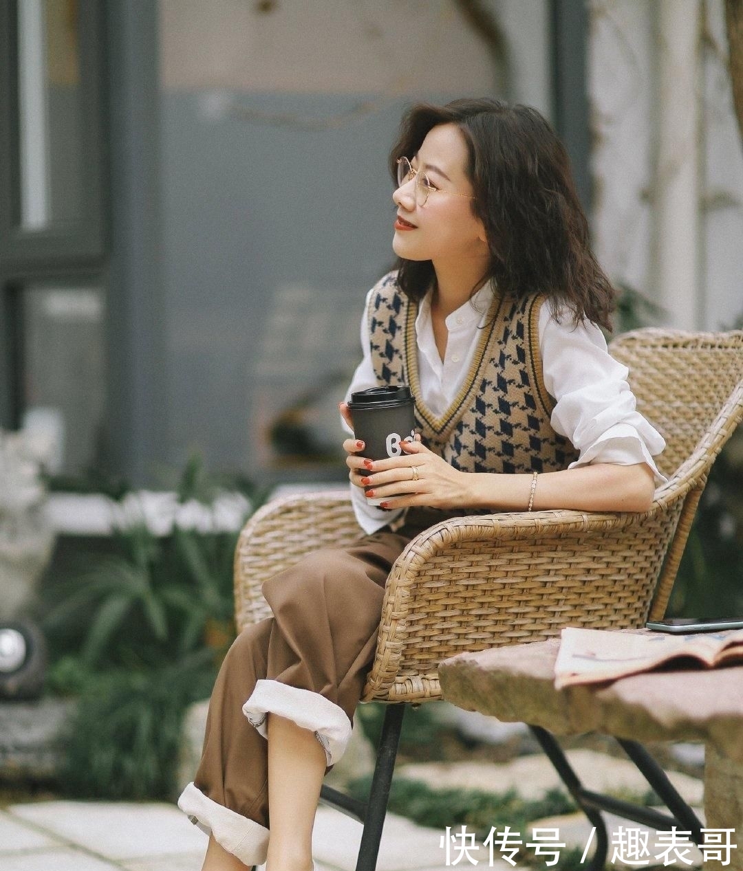 紧身衣:奔四女人想要穿出好气质,再别穿打底裤紧身衣,慵懒风时尚又减龄