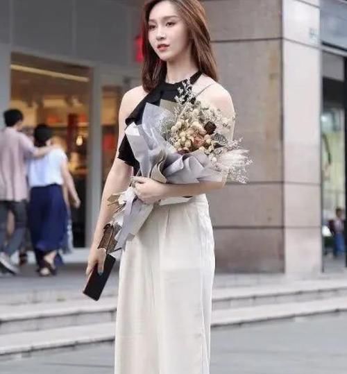  『美女』美女时尚街拍：窈窕无双的美女，一件蓝色上衣配白色短裤，青春活力气息