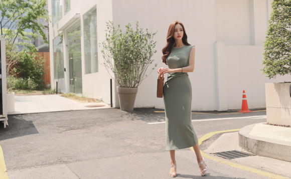 女神孙允珠，岩峭苔灰低调斜束修身长袍裙