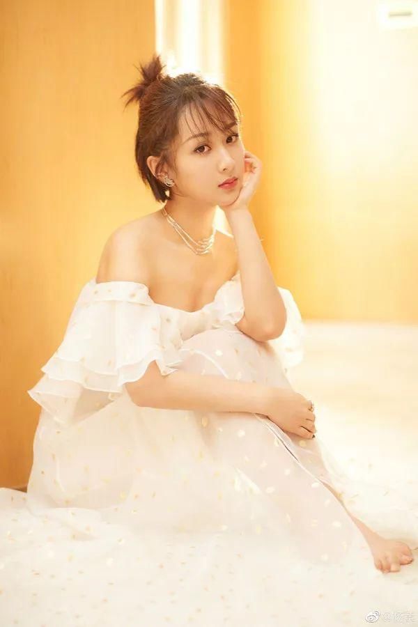 干货| 送周韵上热搜的一字肩天鹅颈，学会这5个动作你也能拥有