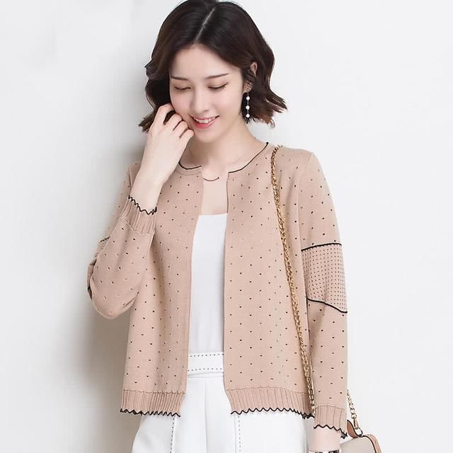 小个子女生千万别穿长裙了，看看图下女人穿的，早秋穿时尚显腿长