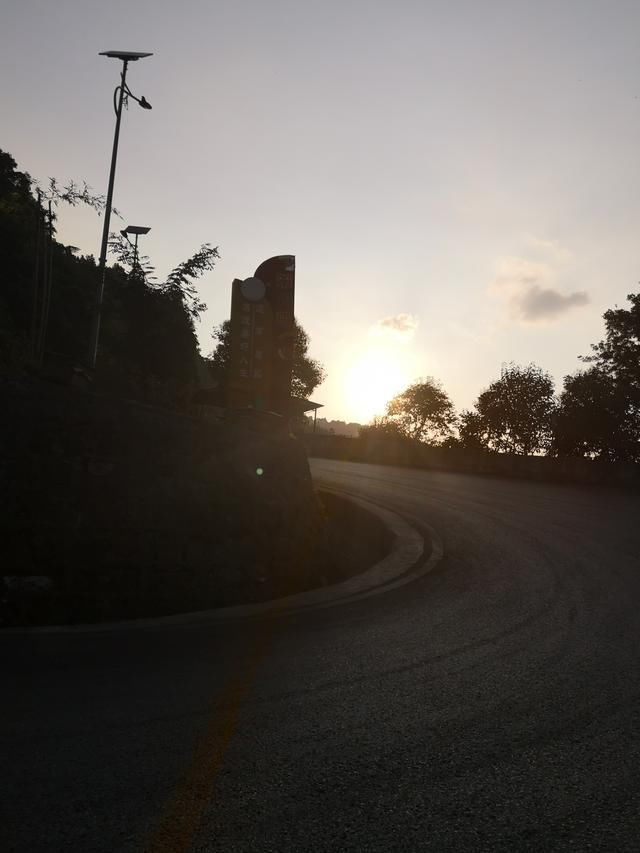 告别重庆,进入贵州,小情侣在夜里赶路,却遇到了危险