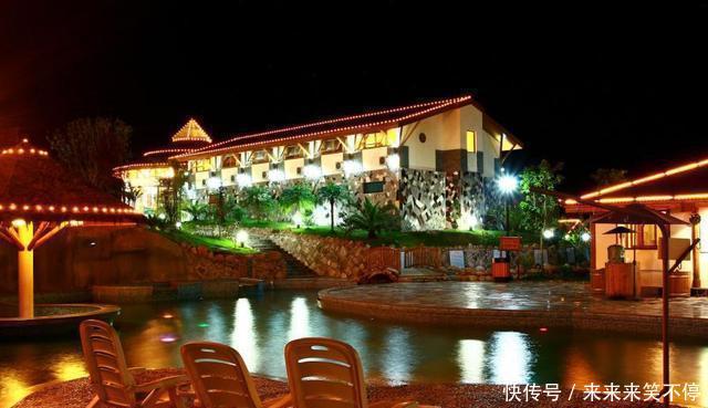 中国游客去到日本泡温泉,刚推开门看了一眼,男子吓得转身就跑