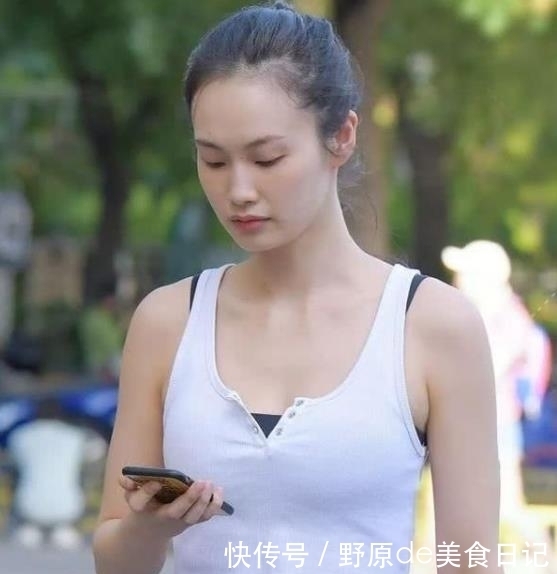 气质:街拍:月貌花容的美女,一件白色上衣配白色短裙,时尚气质女神范