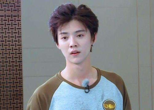 不只是女生，男生脸上有这3个“标志”，也是天生的“带妆脸”！