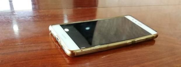 华为厉害了,32楼摔下还能使用,质量杠杠滴!_【