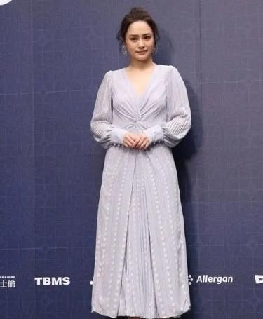  『呈现的更』阿娇终于穿对了，黑色V领连衣裙至少显瘦10斤，终于信是110斤了