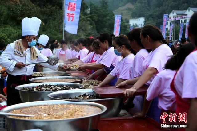 河南一景区推10元流水席，千桌万人同时开席，从白天吃到黑夜！